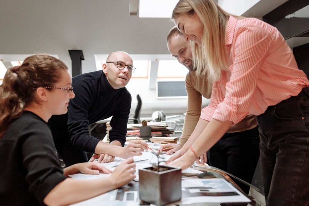 Riunione del team di un call center in franchising