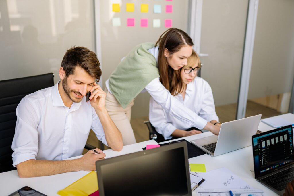 Team di un call center al lavoro sulle postazioni operative